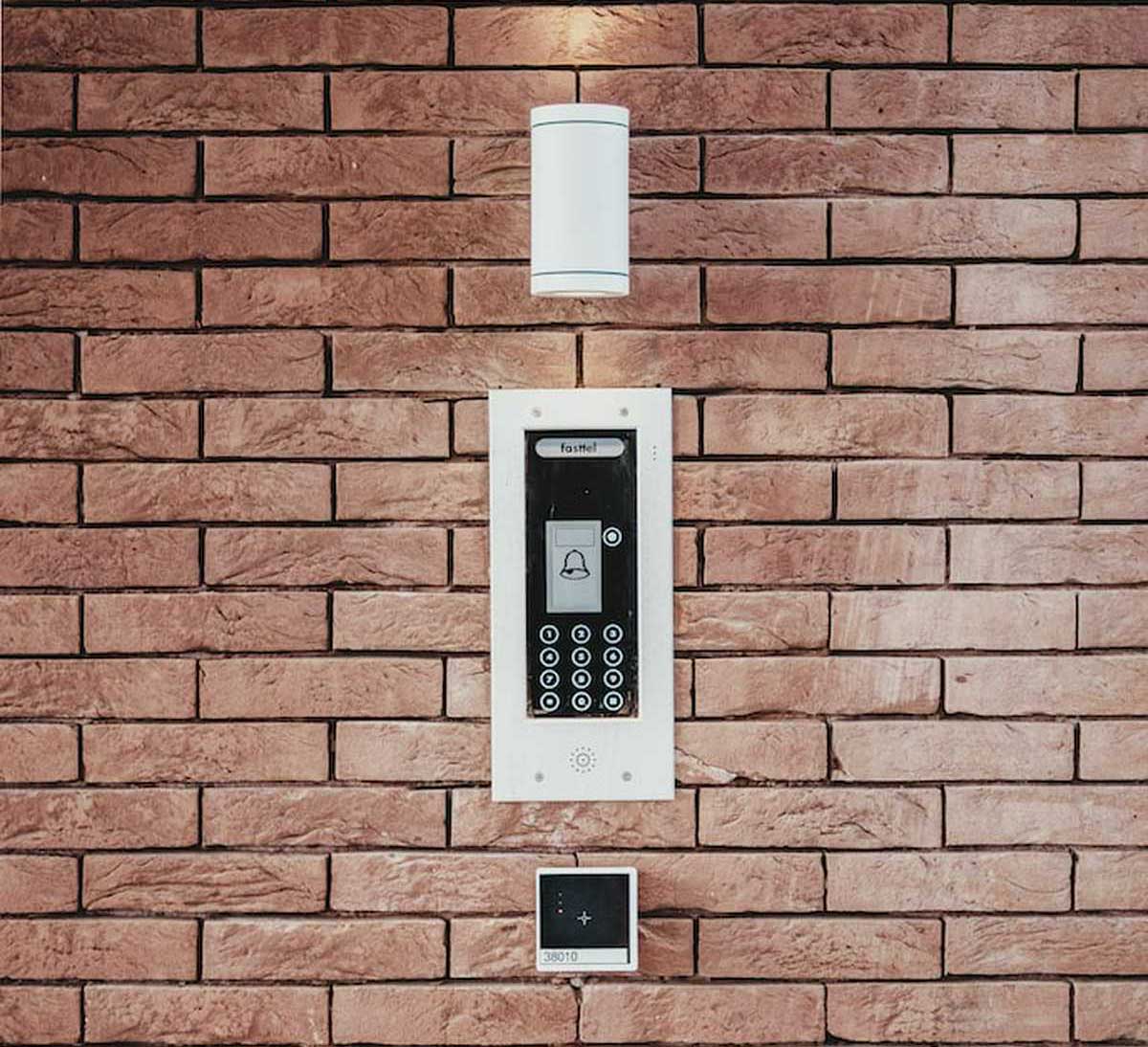 SimpliSafe vs ADT: Is ADT Better Than SimpliSafe? We Compare Cost